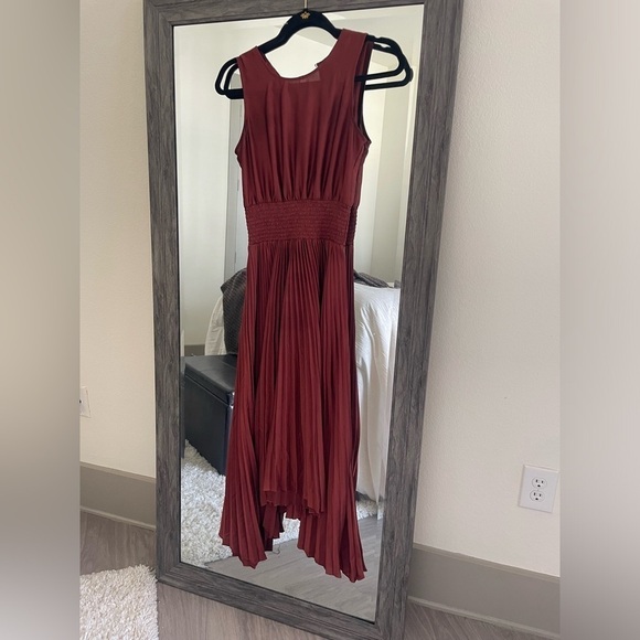 Maroon express pleated midi dress - Picture 3 of 5